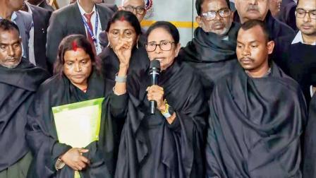 ગઈ કાલે દિલ્હીમાં વિરોધના પ્રતીકરૂપે કાળી શાલ પહેરીને મુખ્ય ચૂંટણી કમિશનરને મળવા ગયાં હતાં મમતા બૅનરજી.