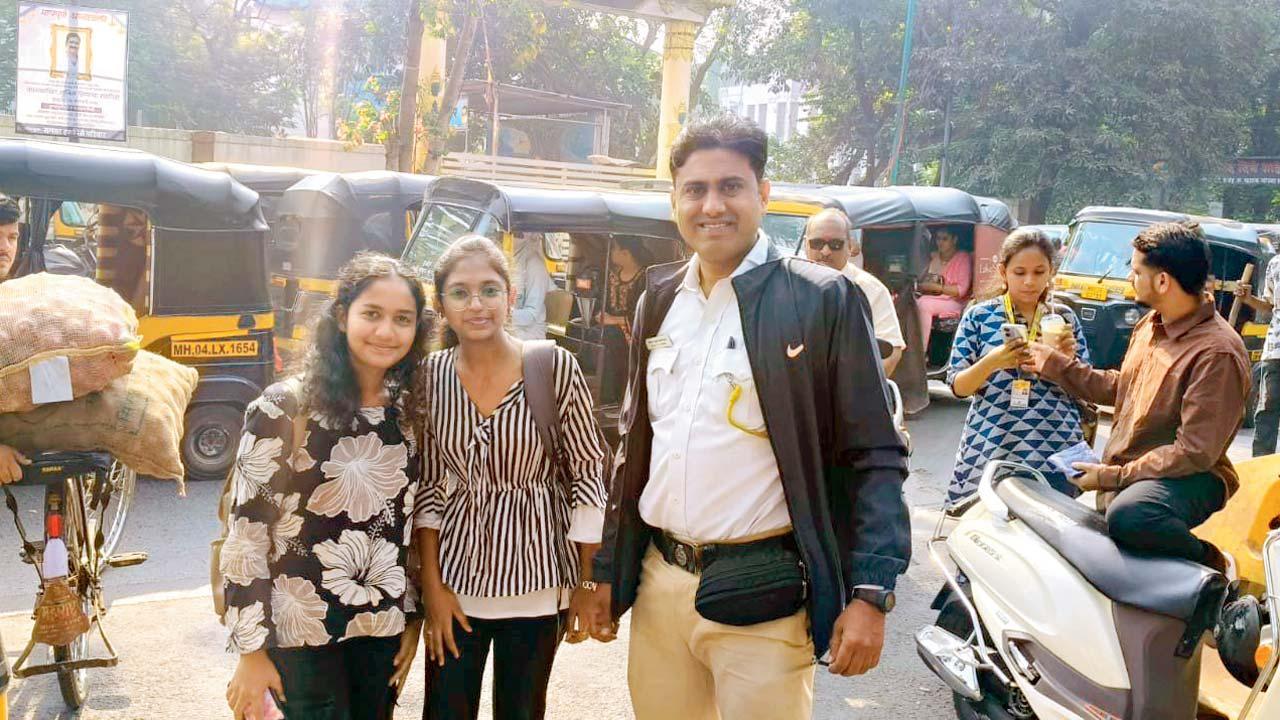 ટ્રાફિક-પોલીસ દ્વારા એક સ્ટુડન્ટને બાળકુમ નાકાથી રાબોડીના સરસ્વતી વિદ્યાલયમાં સુરક્ષિત પહોંચાડવામાં આવી હતી.