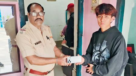 તરુણ સોમૈયાને તેનો ફોન પાછો સોંપતી પોલીસ