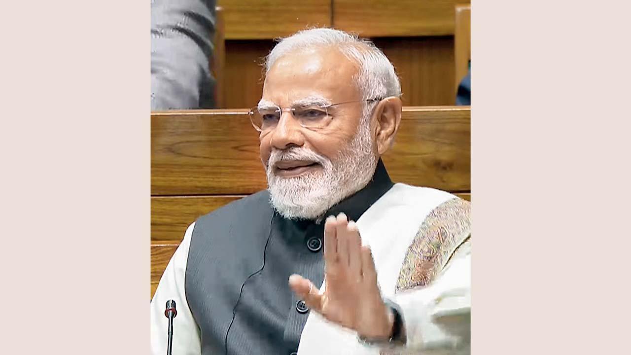 ગઈ કાલે લોકસભામાં નિર્મલા સીતારમણના બજેટ-ભાષણ વખતે એને ટેબલ થપથપાવીને વધાવતા નરેન્દ્ર મોદી.