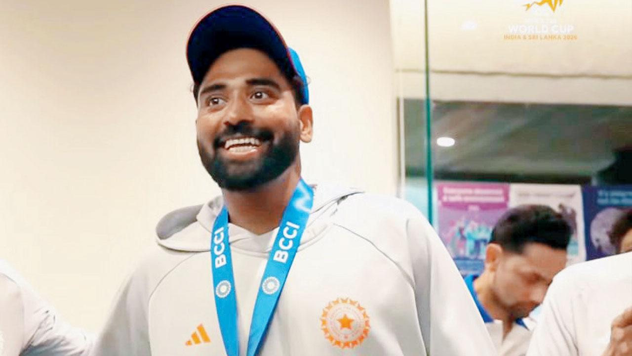 ઇમ્પૅક્ટ પ્લેયર ઑફ ધ મૅચના મેડલ સાથે મોહમ્મદ સિરાજ