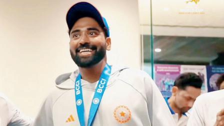 ઇમ્પૅક્ટ પ્લેયર ઑફ ધ મૅચના મેડલ સાથે મોહમ્મદ સિરાજ