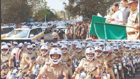 નવાં ૧૨૯૦ વાહનોને મુંબઈ પોલીસમાં સામેલ કરીને મુખ્ય પ્રધાન અને મુંબઈના પોલીસ-કમિશનર દેવેન ભારતીએ એમને લીલી ઝંડી દેખાડી હતી. નવી લેટેસ્ટ GPS ટેક્નૉલૉજી સાથેની બાઇક, જીપ અને વૅનને મુંબઈના પોલીસદળમાં સામેલ કરવામાં આવી હતી.