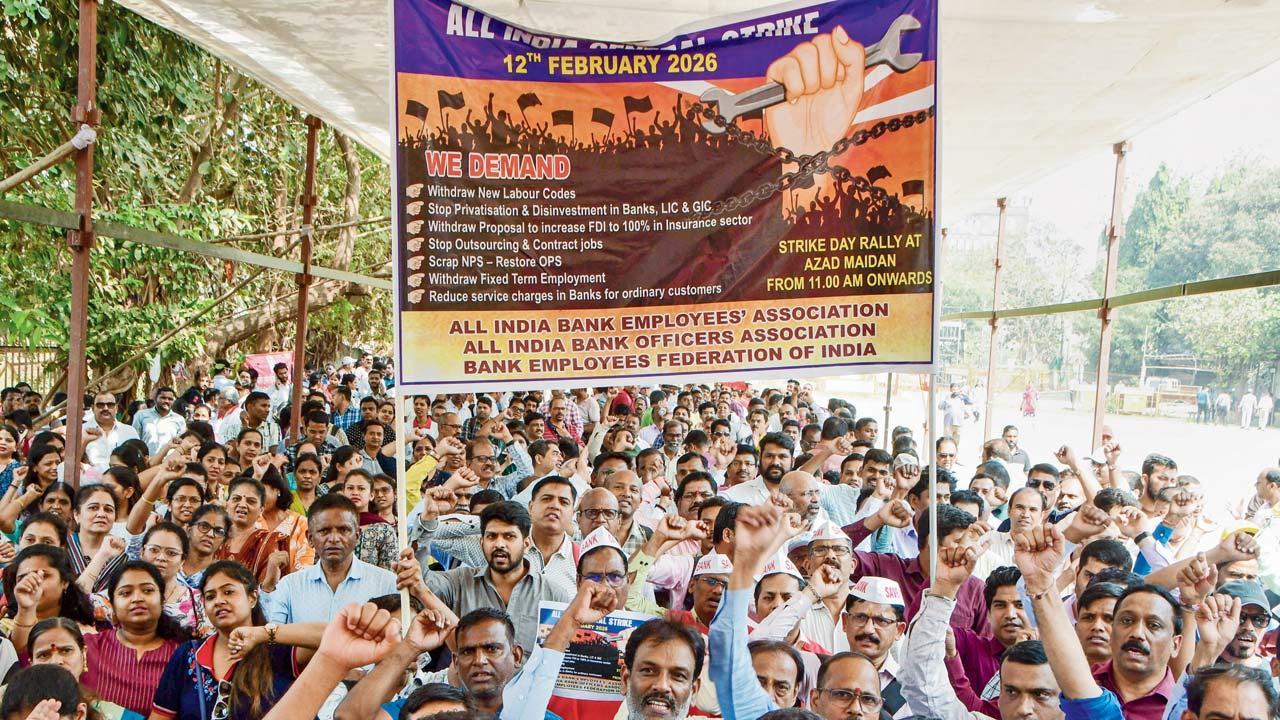 બાંદરામાં લેબર કમિશનરની ઑફિસની બહાર કેન્દ્રીય ટ્રેડ યુનિયનો અને  ખેડૂત-સંગઠનોએ વિરોધ-પ્રદર્શન કર્યાં હતાં.