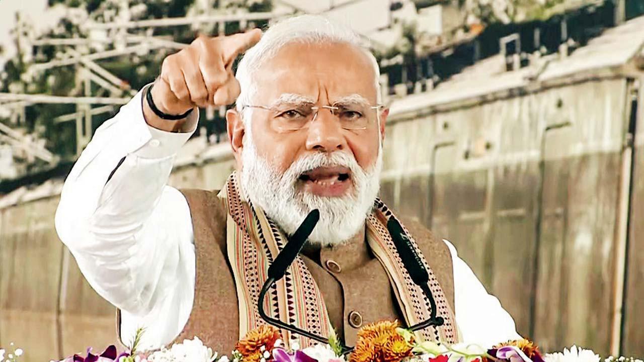 મેરઠમાં જનસભાને સંબોધન કરી રહેલા નરેન્દ્ર મોદી.