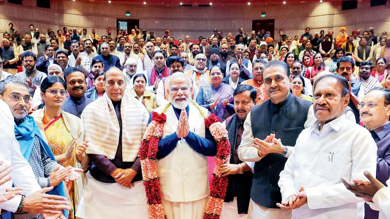 ગઈ કાલે દિલ્હીમાં યોજાયેલી NDA પાર્લમેન્ટરી પાર્ટી મીટિંગમાં અમેરિકા સાથેની ટ્રેડ-ડીલ બદલ નરેન્દ્ર મોદીને વધાવવામાં આવ્યા હતા.