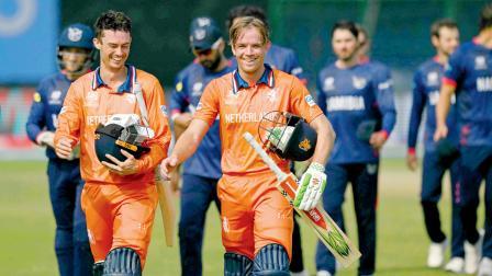 ટીમને જીત અપાવ્યા બાદ ખુશખુશાલ કૅપ્ટન સ્કૉટ એડવર્ડ્‌સ અને મૅચનો હીરો બાસ ડી લીડે