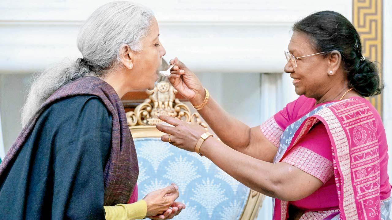 ગઈ કાલે રાષ્ટ્રપતિ દ્રૌપદી મુર્મુએ ફાઇનૅન્સ મિનિસ્ટર નિર્મલા સીતારમણને  દહીં-સાકર ખવડાવીને બજેટ રજૂ કરવાની શુભેચ્છા આપી હતી.