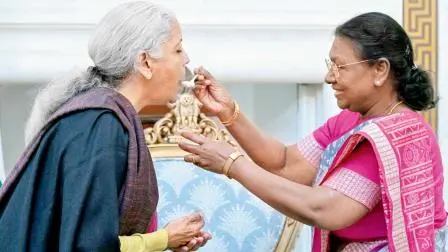 ગઈ કાલે રાષ્ટ્રપતિ દ્રૌપદી મુર્મુએ ફાઇનૅન્સ મિનિસ્ટર નિર્મલા સીતારમણને  દહીં-સાકર ખવડાવીને બજેટ રજૂ કરવાની શુભેચ્છા આપી હતી.