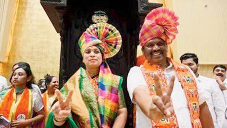 NMMCમાં મેયરપદે ચૂંટાઈ આવેલાં સુજાતા પાટીલ અને ડેપ્યુટી મેયરપદે વીજયી બનેલા દશરથ ભગત. 