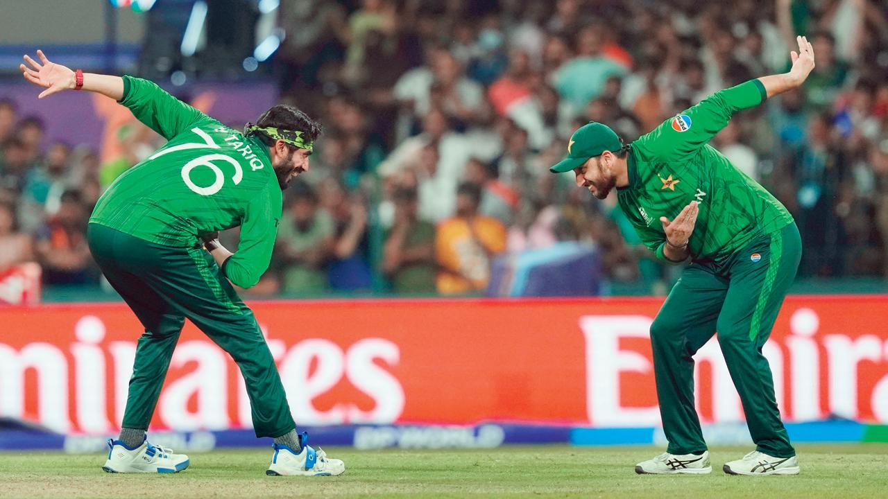 ઉસ્માન તારિકે વિકેટ લીધા બાદ કૅપ્ટન સલમાન આગા સાથે અનોખી રીતે સેલિબ્રેશન કર્યું હતું