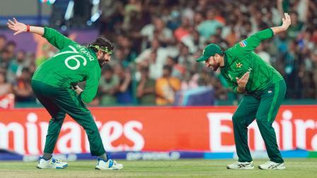 ઉસ્માન તારિકે વિકેટ લીધા બાદ કૅપ્ટન સલમાન આગા સાથે અનોખી રીતે સેલિબ્રેશન કર્યું હતું