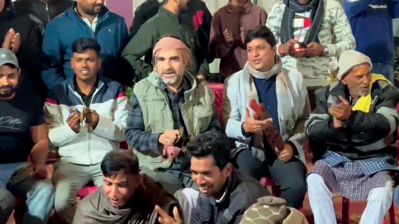 વિડિયોમાં પંકજ ત્રિપાઠીને પોતાના ગામના લોકો સાથે બિહારનું પરંપરાગત લોકગીત ‘ફગુઆ’ ગાતા જોઈ શકાય છે