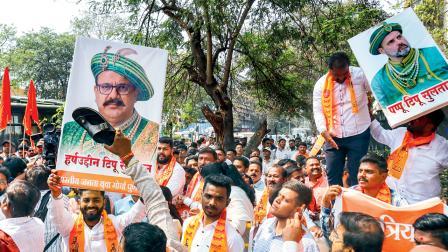 ગઈ કાલે પુણેમાં કૉન્ગ્રેસ ભવનની બહાર હર્ષવર્ધન સપકાળના પોસ્ટરને જોડા ફટકારતા BJPના કાર્યકરો