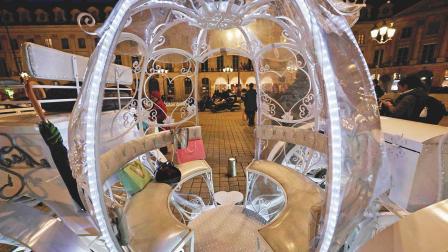 આઇફલ ટાવર પાસે પ્રેમી પંખીડાંઓને અનોખી સ્ટાઇલમાં પ્રપોઝ કરવાની તક મળે એવાં ઇન્સ્ટૉલેશન્સ