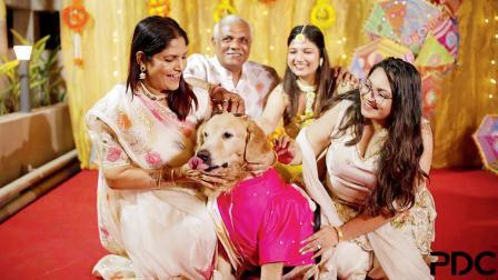 પ્રમીલા દેઢિયા પેટ ડૉગ જૉની સાથે