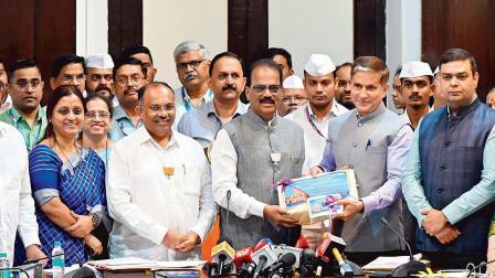 ગઈ કાલે BMCના હેડક્વૉર્ટર ખાતે નાણાકીય વર્ષ ૨૦૨૬-’૨૭ માટેનું બજેટ મ્યુનિસિપલ કમિશનર ભૂષણ ગગરાણીએ સ્થાયી સમિતિના અધ્યક્ષ પ્રભાકર શિંદેને રજૂ કર્યું હતું.