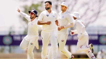 કે. એલ. રાહુલ સહિત કર્ણાટકના સ્ટાર બૅટર્સની વિકેટ લેવાની ઉજવણી કરતો ફાસ્ટ બોલર આકિબ નબી.