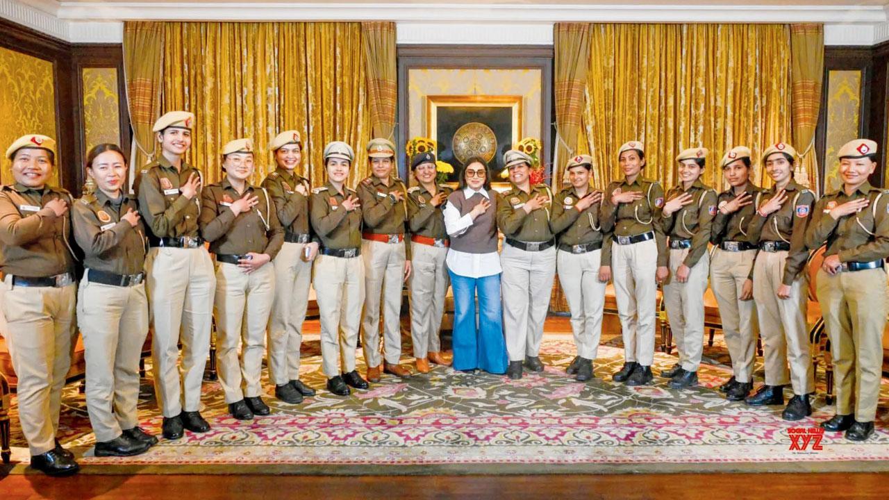 દિલ્હીની હોટેલ લીલા પૅલેસમાં દિલ્હી પોલીસની મહિલા અધિકારીઓ સાથે રાની મુખરજીનું ખાસ સેશન