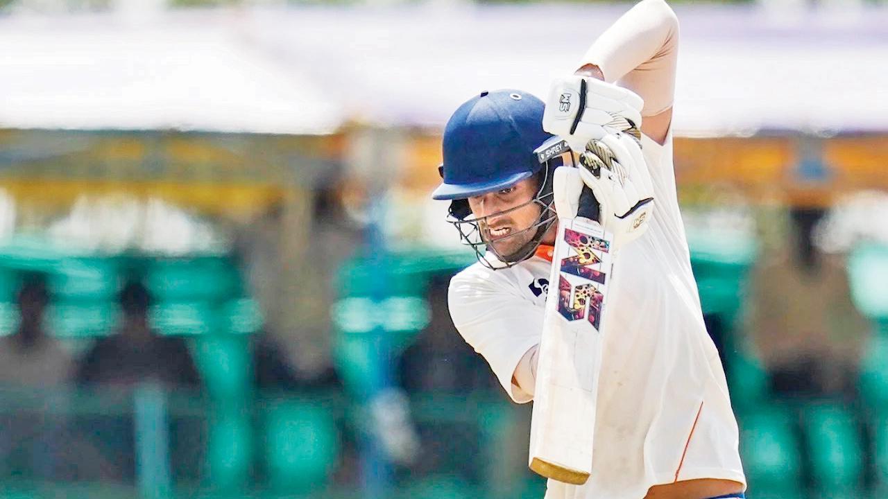 ઓપનર કામરાન ઇકબાલે ૧૧ ફોર અને ૧ સિક્સની મદદથી ૧૬૦ બૉલમાં અણનમ ૯૪ રન કર્યા હતા.