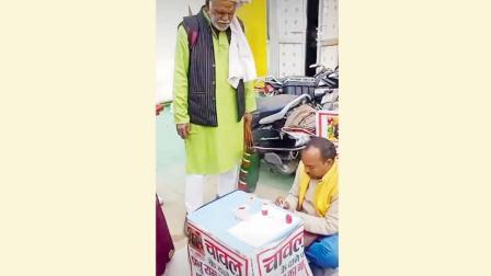 આ ભાઈ એક-એક ચોખાના દાણા પર આ લખીને તે પૅકેટમાં ભરીને ભક્તનો ભેટ તરીકે આપે છે