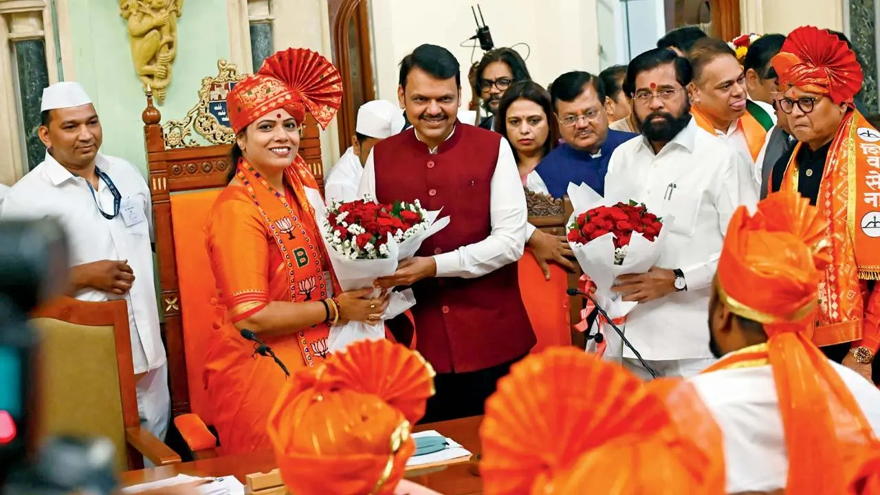 મુંબઈનાં મેયર તરીકે વરણી થયા બાદ રિતુ તાવડેને મુખ્ય પ્રધાન દેવેન્દ્ર ફડણવીસ અને નાયબ મુખ્ય પ્રધાન એકનાથ શિંદેએ શુભેચ્છા આપી હતી. તસવીર ઃ સૈયદ સમીર અબેદી