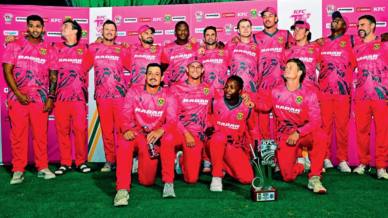 પિન્ક જર્સી પહેરીને ત્રીજી મૅચ રમનાર સાઉથ આફ્રિકાના પ્લેયર્સ T20 સિરીઝની ટ્રોફી સાથે જોવા મળ્યા હતા