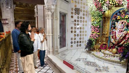 ઍક્ટર હિમેશ રેશમિયાએ તેમના પરિવાર સાથે હનુમાનજીદાદાનાં દર્શન કર્યાં હતાં