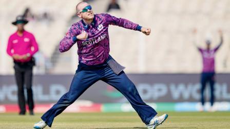 સ્કૉટલૅન્ડના માઇકલ લિસ્કે ૪ ઓવરમાં ૧૭ રન આપીને ૪ વિકેટ લીધી હતી