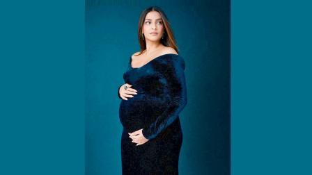 સોનમે આત્મવિશ્વાસ સાથે પોતાનો બેબી-બમ્પ ફ્લૉન્ટ કર્યું હતું