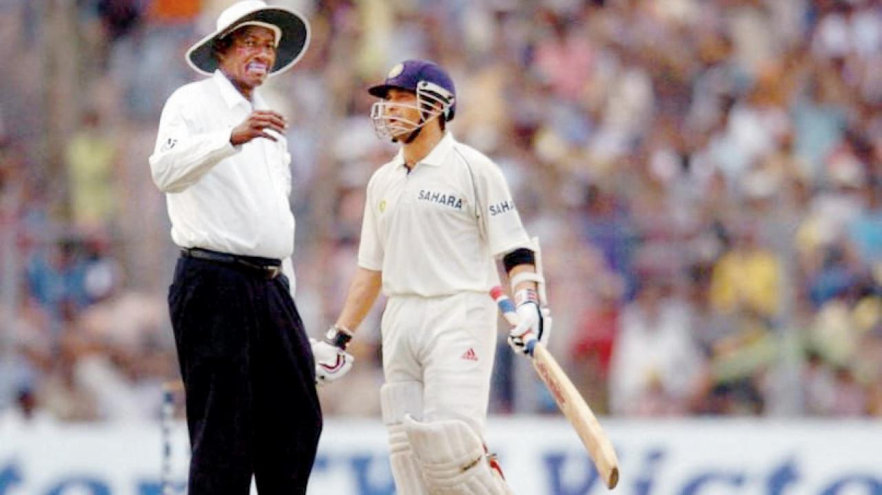 વેસ્ટ ઇન્ડીઝના ભૂતપૂર્વ અમ્પાયર સ્ટીવ બકનર અને સચિન તેન્ડુલકર 