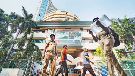 ગઈ કાલે બૉમ્બે સ્ટૉક એક્સચેન્જની બહાર લાગેલી મોટી ટીવી-સ્ક્રીન પર ચાલતી બજેટની છણાવટ.