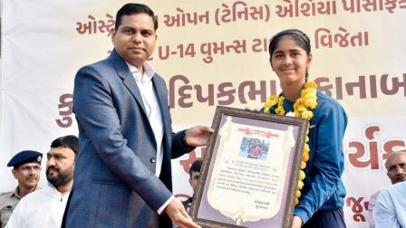 જૂનાગઢ જિલ્લાના કલેક્ટરે જેન્સીનું સન્માન કર્યું હતું.