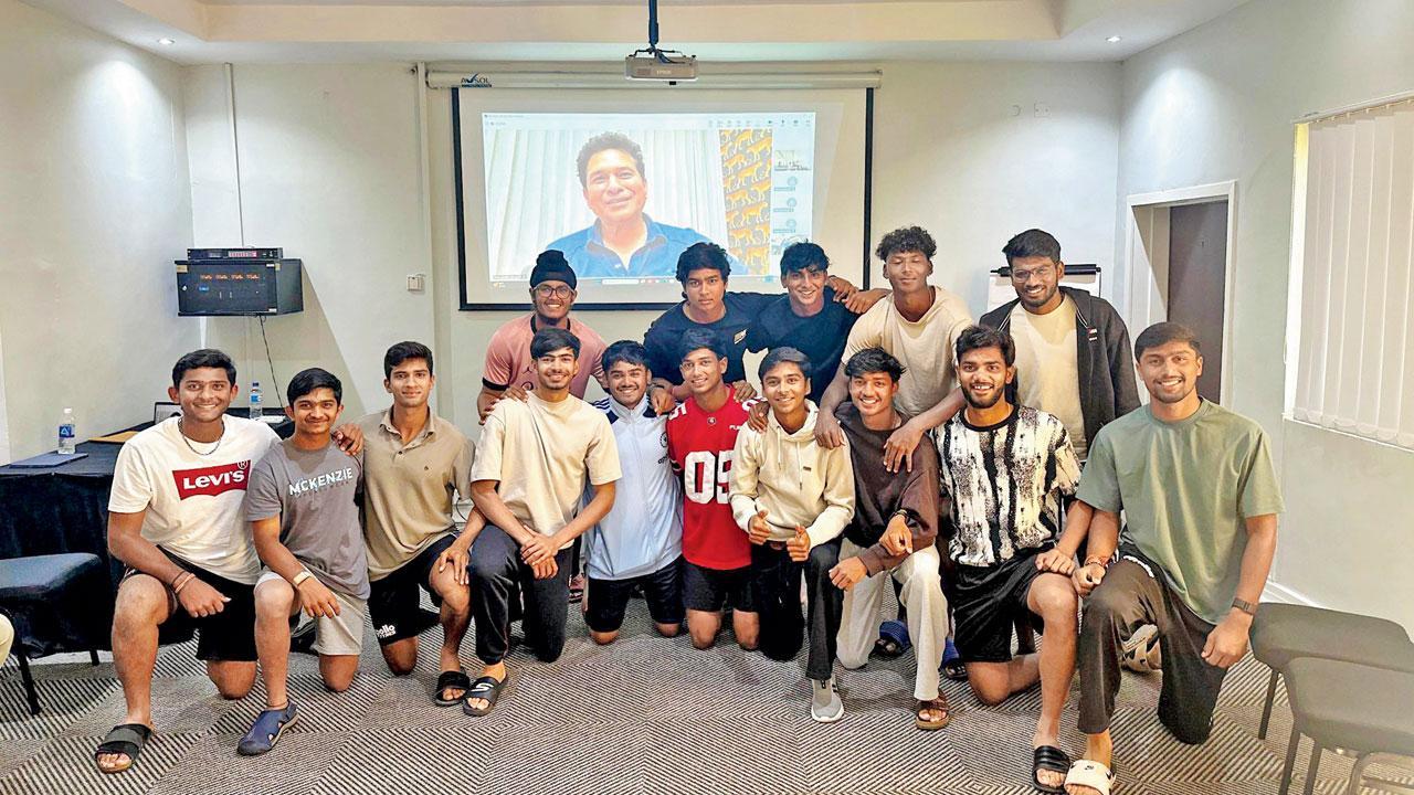 ક્રિકેટ બોર્ડે આ વિડિયો-કૉલ સમયના ફોટો શૅર કરીને સોશ્યલ મીડિયા પર શૅર કર્યો છે