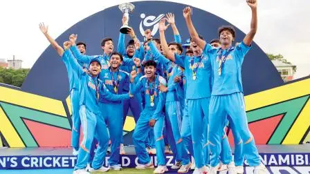 ગઈ કાલે ઇંગ્લૅન્ડને ફાઇનલમાં હરાવ્યા બાદ ટ્રોફી સાથે સેલિબ્રેશન કરી રહેલી ભારતીય અન્ડર-19ની ટીમ