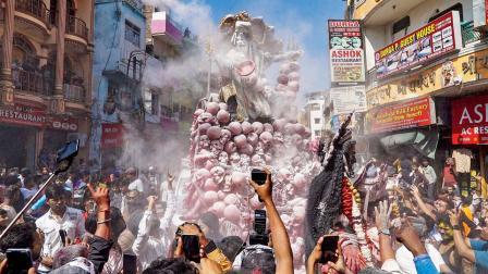 કાશીના મહાસ્મશાન હરિશ્ચંદ્ર ઘાટ પર રમાઈ ચિતા-ભસ્મની હોળી