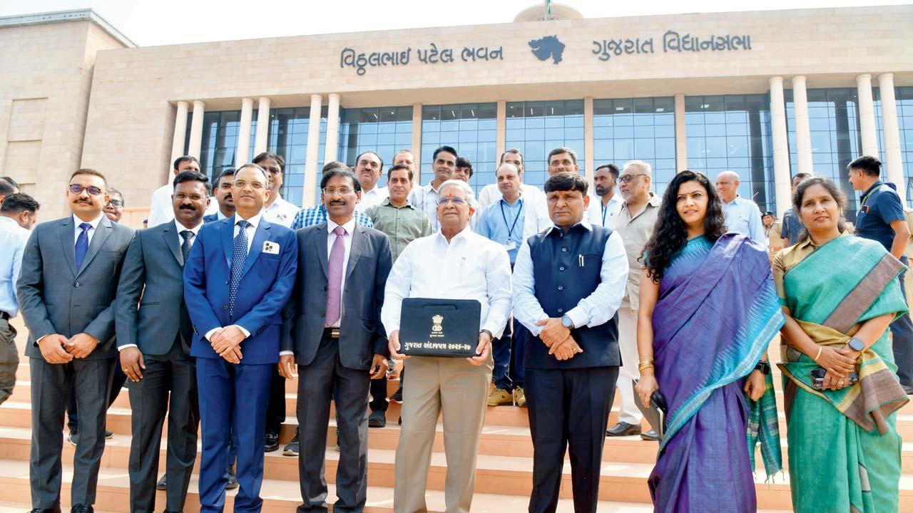 ગુજરાત વિધાનસભામાં બજેટ રજૂ કરવા આવી રહેલા નાણાપ્રધાન કનુભાઈ દેસાઈ અને તેમની ટીમ.