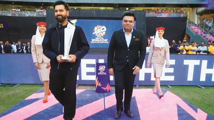 બન્ને દેશના રાષ્ટ્રગાન પહેલાં વર્લ્ડ કપ બ્રૅન્ડ ઍમ્બૅસૅડર રોહિત શર્મા હાથમાં ટ્રોફી રાખીને ICC ચૅરમૅન જય શાહ સાથે મેદાનમાં આવ્યો હતો. વર્લ્ડ કપની ટ્રોફી સાથે રોહિત શર્મા (તસવીરો: અતુલ કાંબળે)