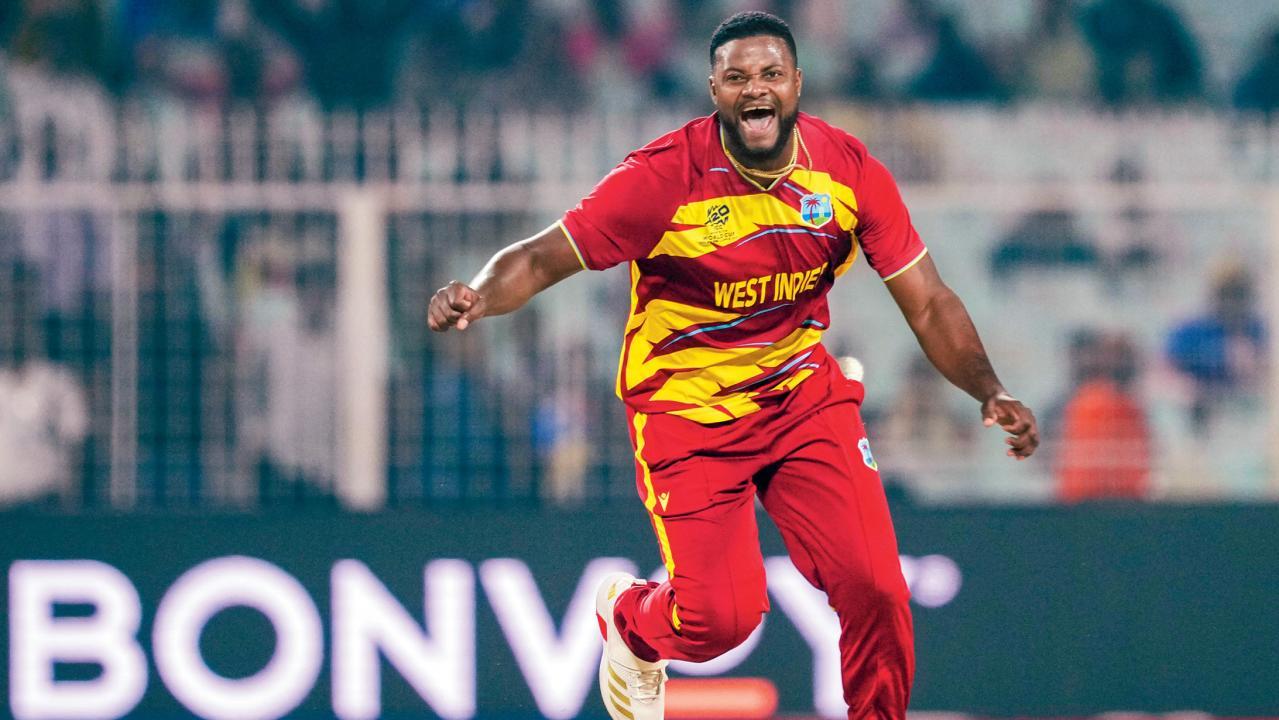 ૧૭મી ઓવરમાં હૅટ-ટ્રિક સહિત ૪ વિકેટ લઈને ઉજવણી કરી રોમારિયો શેફર્ડે.