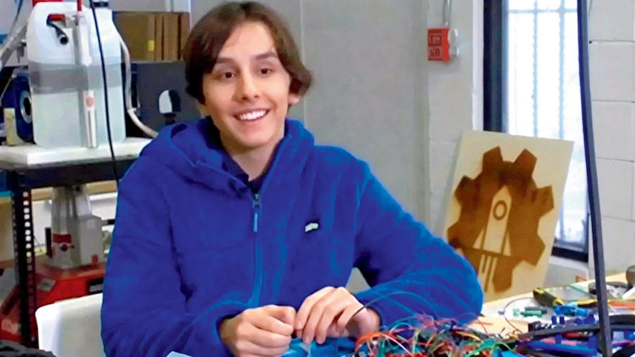 ૧૨ વર્ષના કિશોરે ઘરમાં જ બનાવી દીધું પરમાણુ રીઍક્ટર