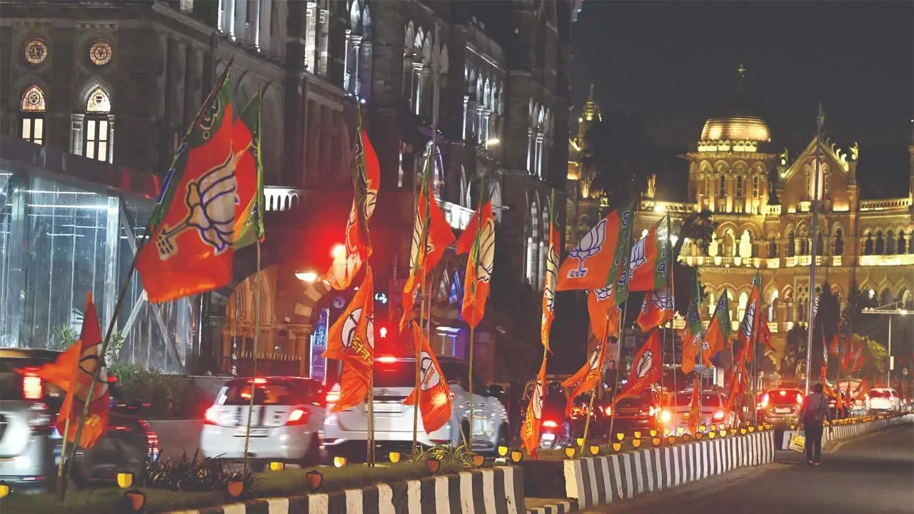 BMC હેડક્વૉર્ટરની બહાર લહેરાયો BJPનો ઝંડો