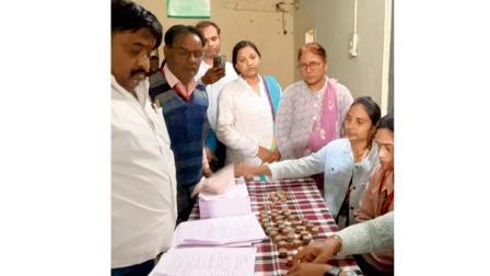 ઇલેક્શન-સ્ટાફ આ ચિલ્લરનો ઢગલો ગણતાં થાકી ગયો.