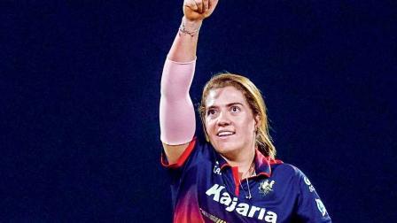 બૅટિંગ અને બોલિંગમાં શાનદાર પ્રદર્શન કરીને બૅન્ગલોરની સાઉથ આફ્રિકન ફાસ્ટ બોલર નદીન ડી ક્લર્કે ધમાલ મચાવી હતી.