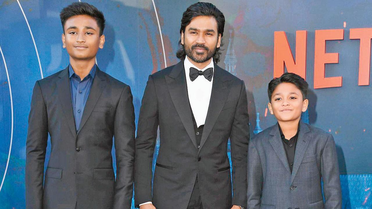 ધનુષ તેના દીકરાઓ સાથે