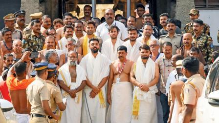 શ્રી પદ્‌મનાભસ્વામી મંદિરમાં પરંપરાગત ધોતી પહેરીને ભારતીય ક્રિકેટર્સે કરી પ્રાર્થના