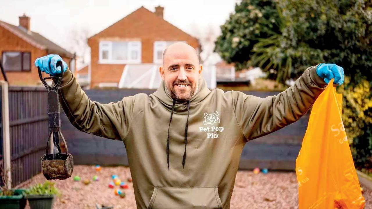 આ છે એ ભાઈ જે ડૉગીનો પૉટી ઉઠાવવાનું કામ કરે છે