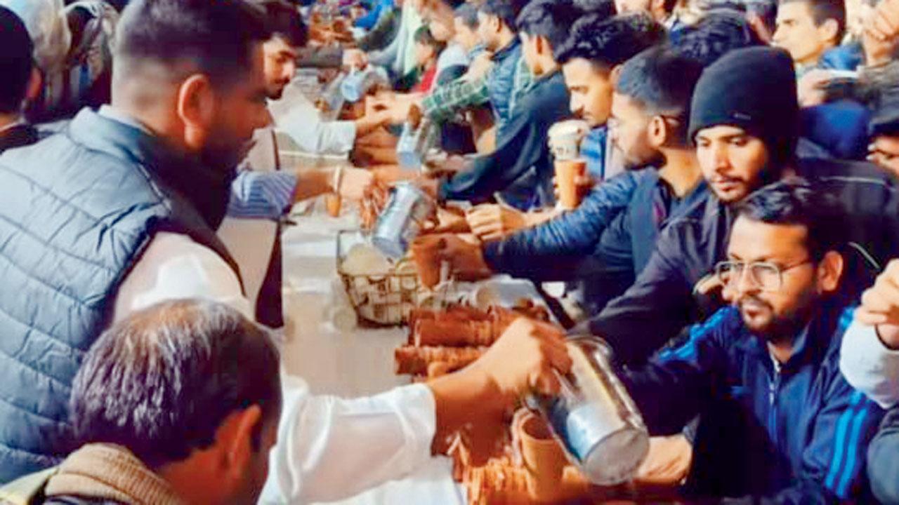 ઘડિયાળનો કાંટો બારને પાર કરી ગયો એ પછી તો લોકોએ મન મૂકીને કઢિયલ દૂધ પીધું