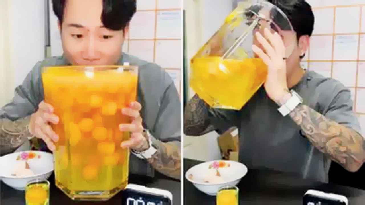 માણસ છે કે મશીન? બે મિનિટમાં ૧૦૦ કાચાં ઈંડાં પી ગયો આ માણસ