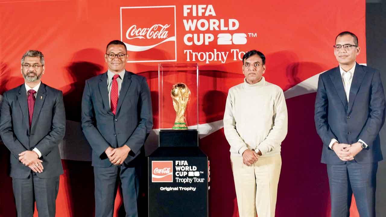 ફિફા ફુટબૉલ વર્લ્ડ કપની ટ્રોફી સાથે રમતગમત પ્રધાન મનસુખ માંડવિયા અને અન્ય અધિકારીઓ. 