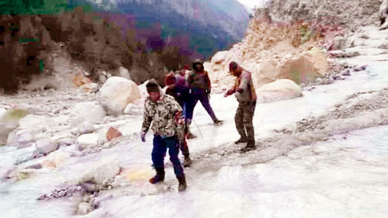 થીજેલી ભાગીરથી નદી.